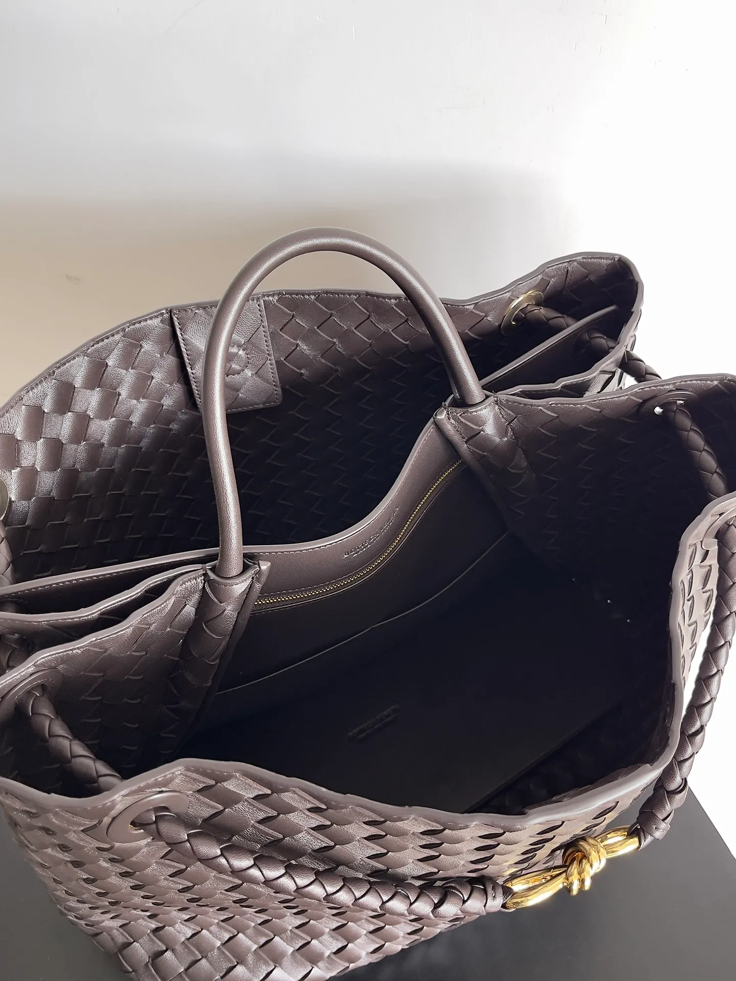 Batch 3760 Recently, the same style of bag that celebrities love is both high-end and practical. Michelle Yeoh, Kim Namjoon, Jing Boran, Tong Liya, Sun Qian, Wu Qianyu, Du Juan, Ma Yili and Bai Baihe are all carrying Bottega Veneta summer series Andiamo handbags. Andiamo has a simple structure and rounded lines. The whole piece is made of Nappa leather. It is comfortable, soft and dynamic. It adds interest to daily life and can be easily matched with various styles. Andiamo handbags are available in three sizes: small, medium and large. There are many colors to choose from, which can meet different needs. You can really carry it whether it is daily or attending events. Style number: 743575 Size: 45*22*34 including handle height 44cm